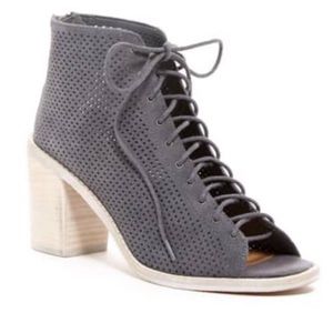 Dolce Vita open leather lace up boots sandals in grey sz 7.5 cage style